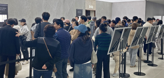 지난 8일 개관한 '청주테크노폴리스 힐데스하임 더원' 견본주택에 주말 3일간 1만7000여 명의 방문객이 몰렸다.<원건설 제공>